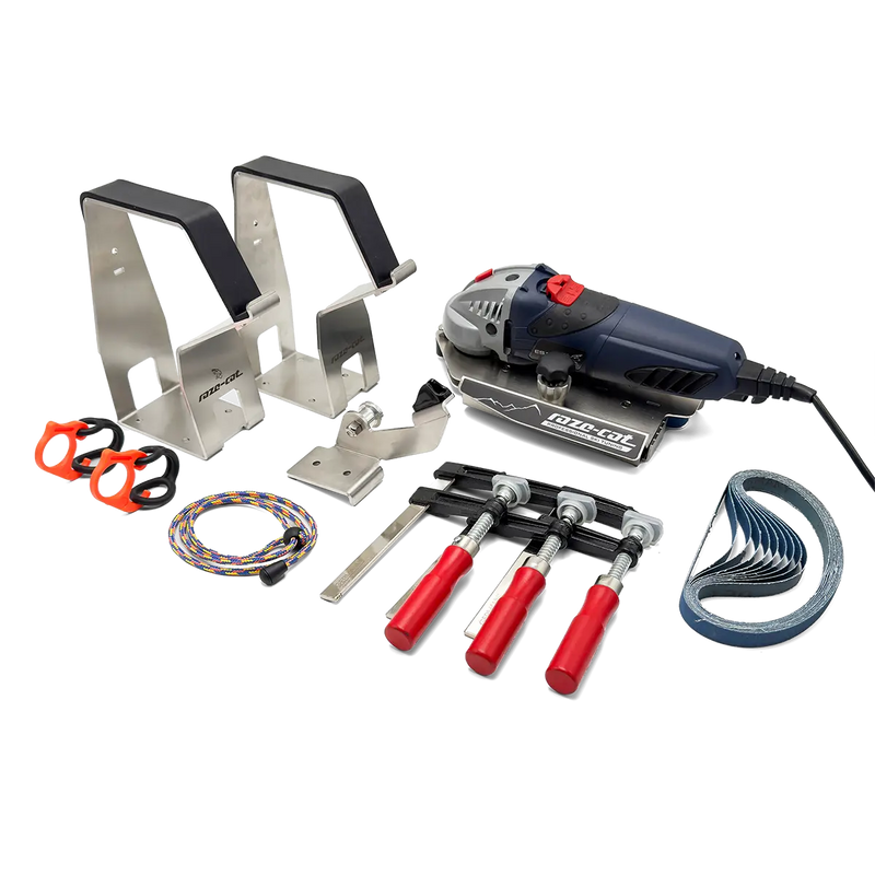 Načtěte obrázek do galerijního prohlížeče, Set mit blau-schwarzem Elektrowerkzeug, drei roten Schraubzwingen, zwei Metallhalterungen, zwei orangen Clips, einem Seil und einer gebogenen Metallhalterung.