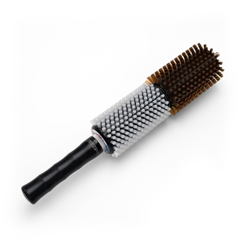 Ladda bilden i gallerivisaren, Rundbürste mit braunen und weißen Borsten und schwarzem Griff.