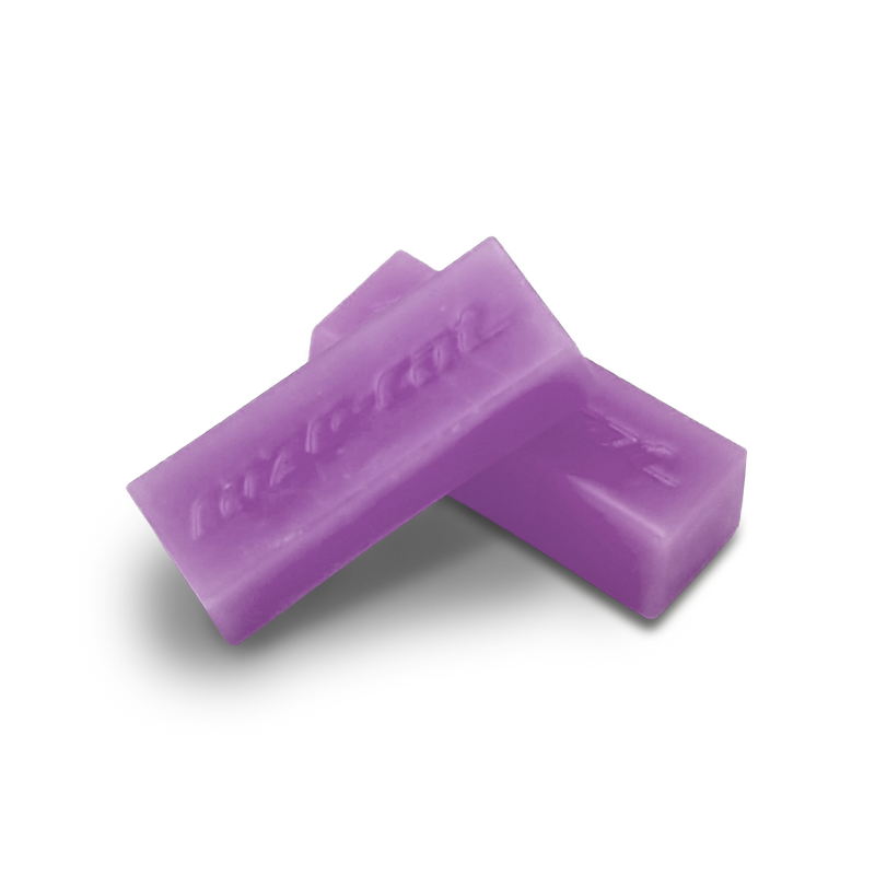 Load image into Gallery viewer, Violettes Skiwachs mit eingraviertem "raze-cat" Schriftzug.