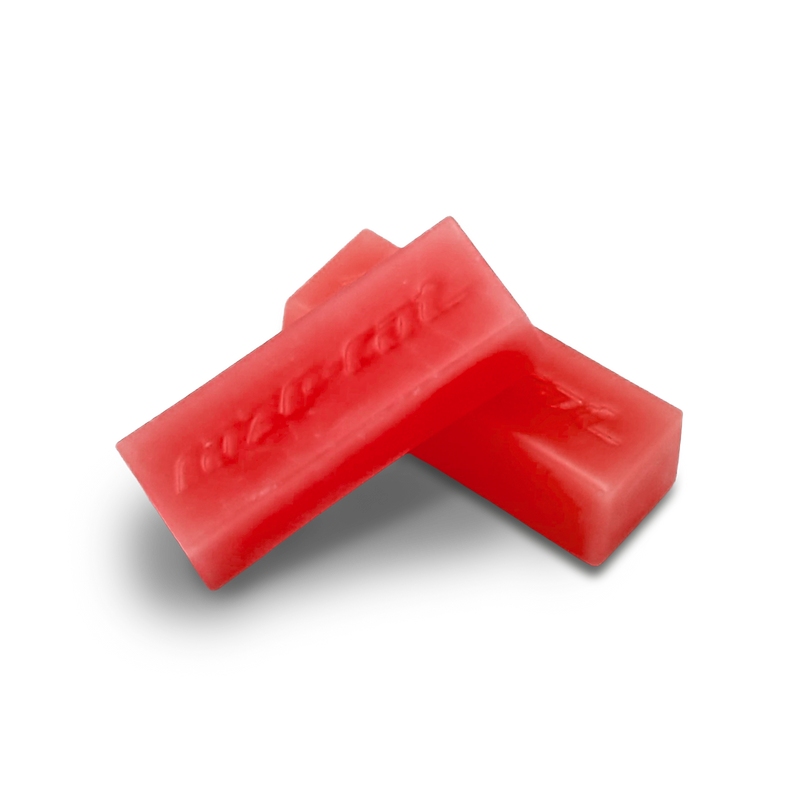 Carica immagine in Galleria Viewer, Rotes Skiwachs mit eingraviertem "raze-cat" Schriftzug.