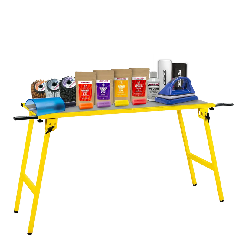 Load image into Gallery viewer, Gelber Klapptisch mit verschiedenen Wachsprodukten, Bürsten und einem Wachsbügeleisen für Ski- oder Snowboardpflege.