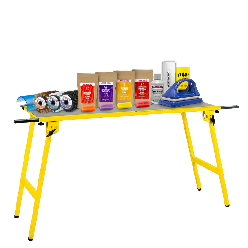 Load image into Gallery viewer, Gelber Klapptisch mit verschiedenen Wachsprodukten, Bürsten und einem Wachsbügeleisen für Ski- oder Snowboardpflege.