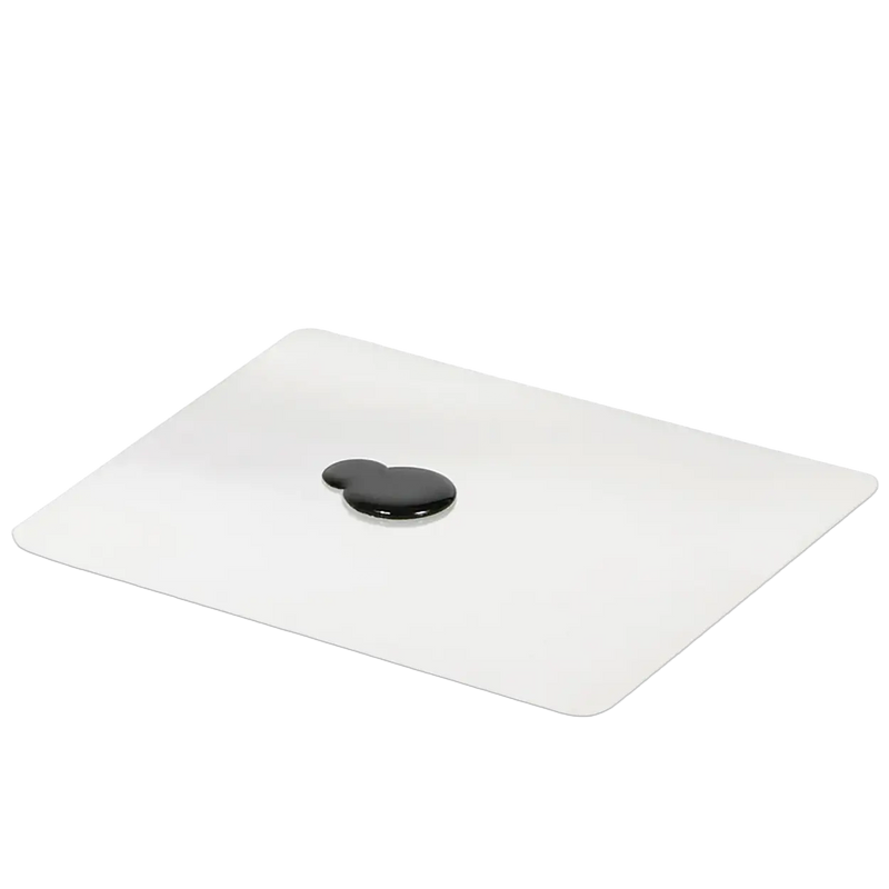 Načtěte obrázek do galerijního prohlížeče, Quadratische weiße Matte mit einer schwarzen, tropfenförmigen Flüssigkeit in der Mitte.