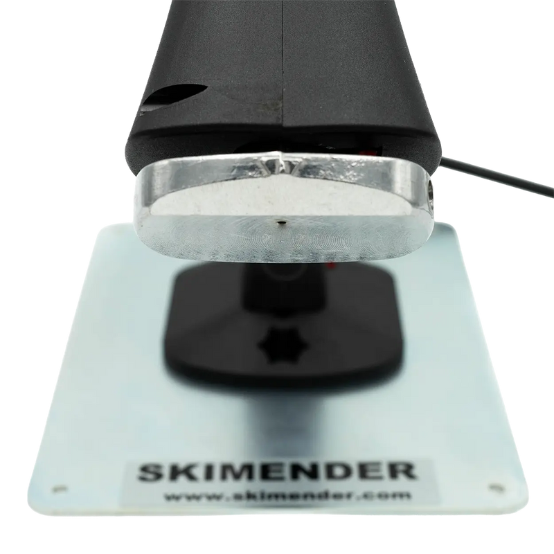 Load image into Gallery viewer, Nahaufnahme einer Düse eine Heißklebe-/ Reparaturpistolendüse mit rechteckiger Metallplatte und schwarzem Griff.