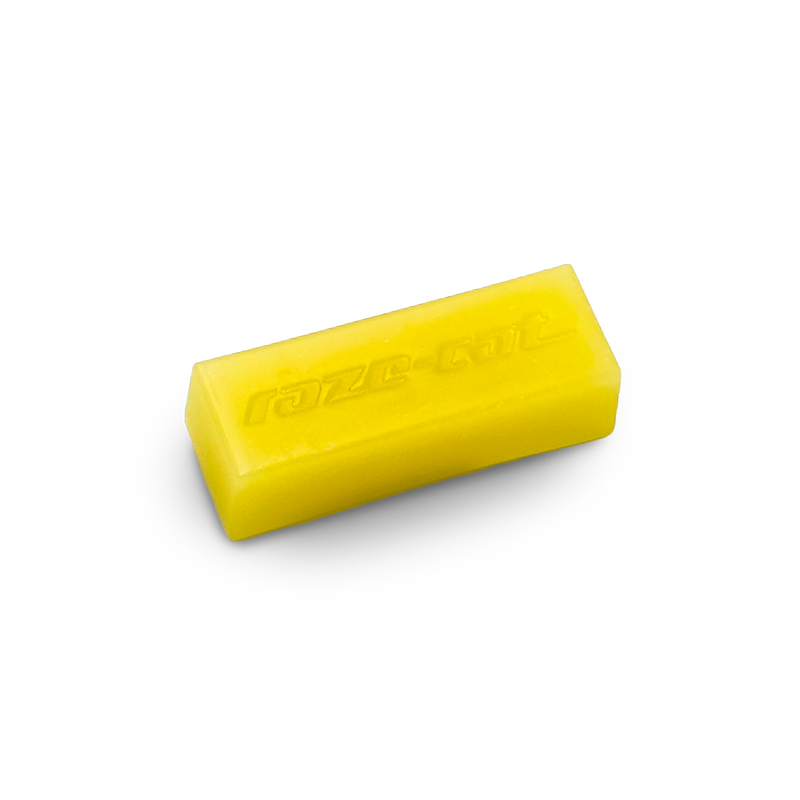 Load image into Gallery viewer, Gelbes Skiwachs mit eingraviertem "raze-cat" Schriftzug.