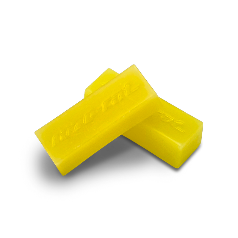 Load image into Gallery viewer, Gelbes Skiwachs mit eingraviertem "raze-cat" Schriftzug.