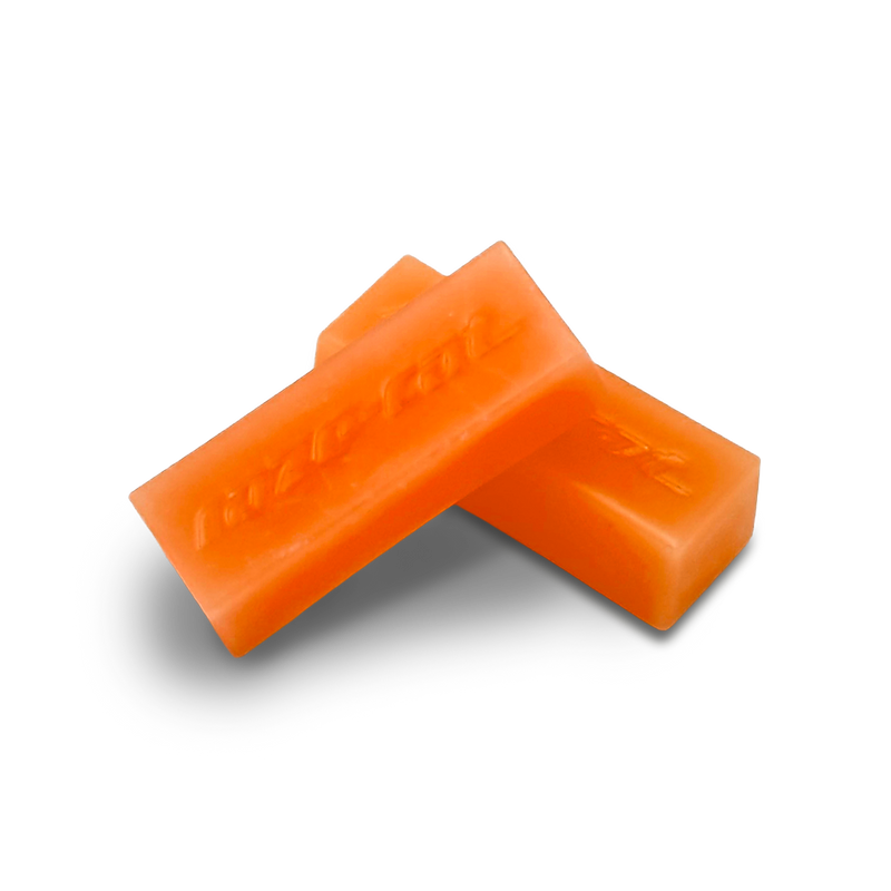 Laden Sie das Bild in Galerie -Viewer, Orangenes Skiwachs mit eingraviertem "raze-cat" Schriftzug.