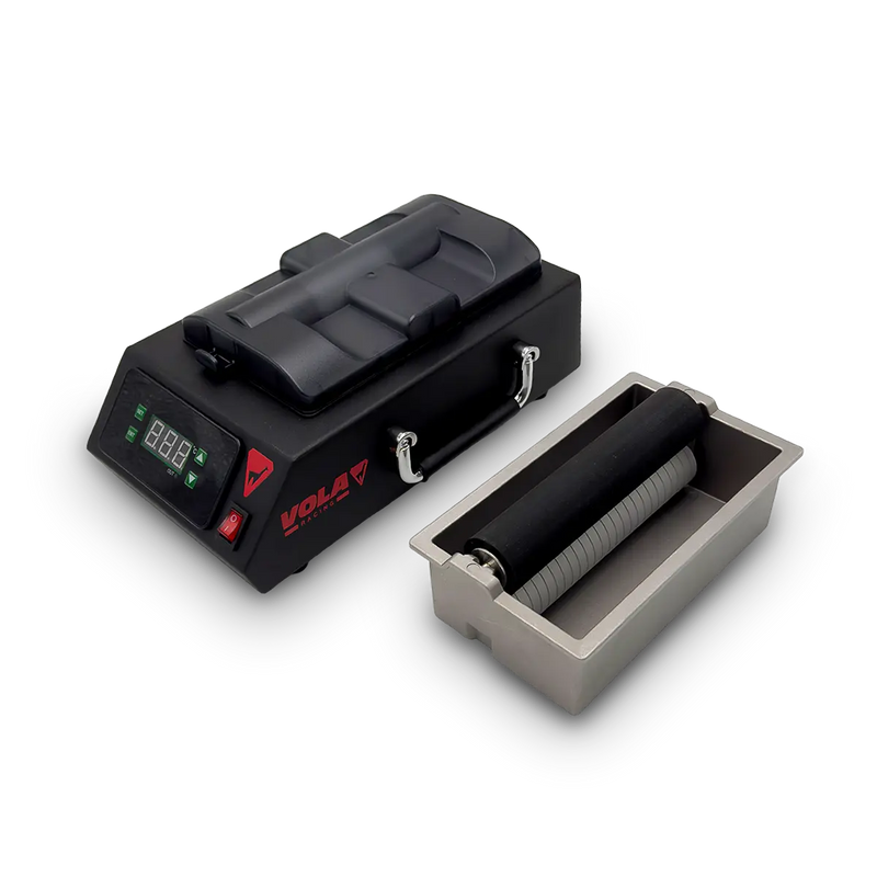 Chargez l'image dans le visualiseur de galerie, Wachsmaschine in schwarz mit rotem VOLA Logo und Digitalanzeige. Wachsschale in grau daneben. Darin sind zwei Walzen übereinander angeordnet.