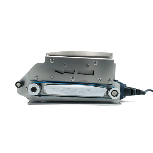 Elektrische Schleifmaschine in Blau und Schwarz mit blauem Schleifband, Modell 'ES2000 PLUS' von raze-cat.