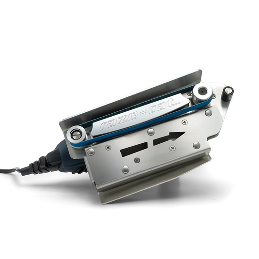 Elektrische Schleifmaschine in Blau und Schwarz mit blauem Schleifband, Modell 'ES2000 PLUS' von raze-cat.