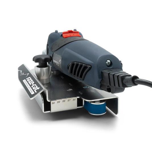 Elektrische Schleifmaschine in Blau und Schwarz mit rotem Schalter, Modell 'ES2000 PLUS' von raze-cat.