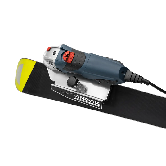 Elektrische Schleifmaschine in Blau und Schwarz mit rotem Schalter, platziert auf einem Ski in Schwarz und Gelb, Modell 'ES2000 PLUS' von raze-cat.