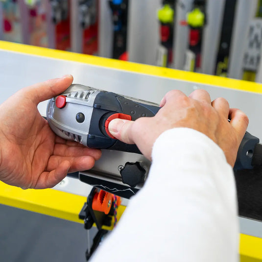 Elektrische Schleifmaschine in Blau und Schwarz mit rotem Schalter, bedient von 2 Händen, Modell 'ES2000 PLUS' von raze-cat.