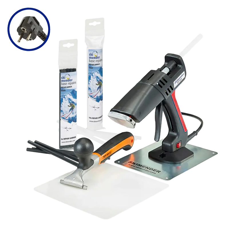 Načtěte obrázek do galerijního prohlížeče, Set mit schwarzer Heißklebepistole auf Metallplatte, Kunststoffgriff mit rotem Akzent, zwei weißen Verpackungen mit Ski-Mender-Base-Repairschriftzug, Metallspachtel mit schwarzem und orangefarbenem Griff und schwarzem Werkzeug mit langem Griff, dazu Nahaufnahme eines schwarzen Netzsteckers mit drei Stiften.
