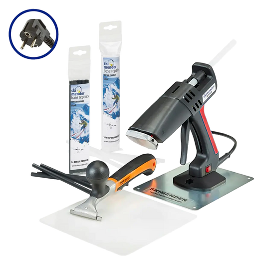Set mit schwarzer Heißklebepistole auf Metallplatte, Kunststoffgriff mit rotem Akzent, zwei weißen Verpackungen mit Ski-Mender-Base-Repairschriftzug, Metallspachtel mit schwarzem und orangefarbenem Griff und schwarzem Werkzeug mit langem Griff, dazu Nahaufnahme eines schwarzen Netzsteckers mit drei Stiften.