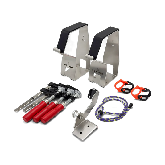 Set mit drei roten Schraubzwingen, zwei Metallhalterungen, zwei orangen Clips, einem Seil und einer gebogenen Metallhalterung.