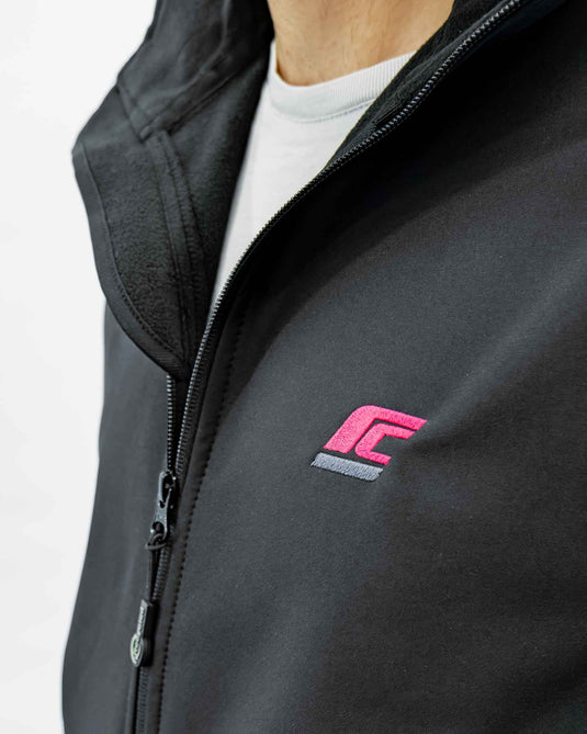 raze-cat Softshell Weste - Frontal Detail Logo
