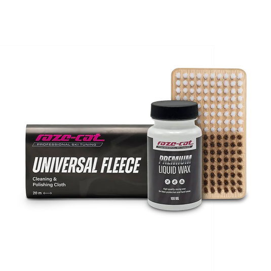 Wachsset bestehend aus Kombibürste, FLüssigwachs und Universal Fleece. 