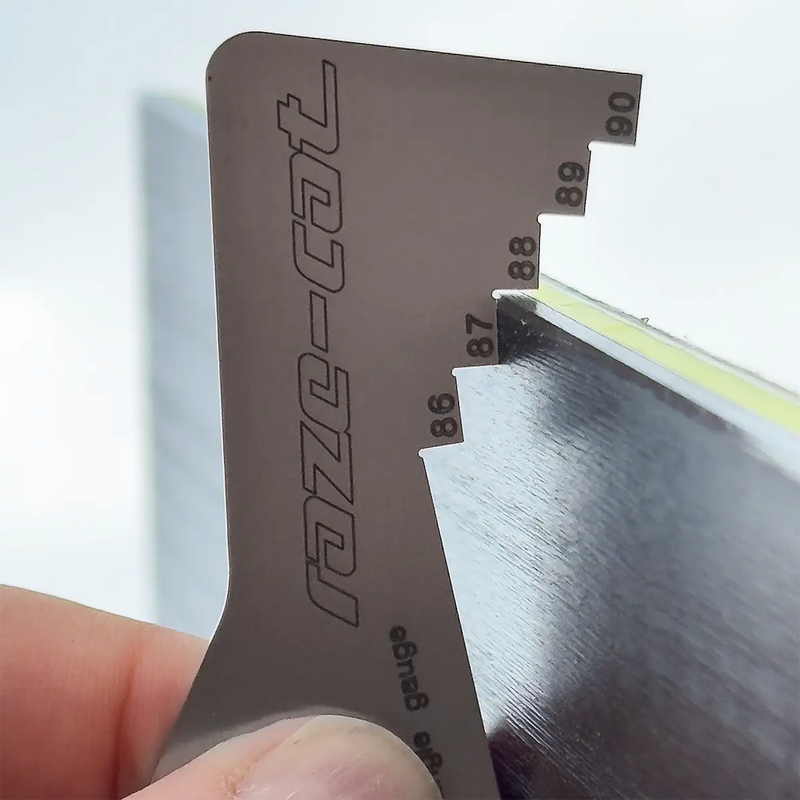 Load image into Gallery viewer, Kleines Stück Blech in Form eines Stundenglases. Winkel von 86° bis 90° an einer Seite herausgestanzt. Wird an einer Skikante angelegt.
