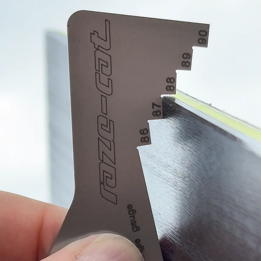 Kleines Stück Blech in Form eines Stundenglases. Winkel von 86° bis 90° an einer Seite herausgestanzt. Wird an einer Skikante angelegt.