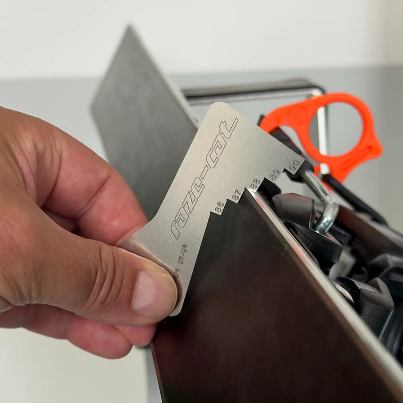 Load image into Gallery viewer, Kleines Stück Blech in Form eines Stundenglases. Winkel von 86° bis 90° an einer Seite herausgestanzt. Wird an einer Skikante angelegt.
