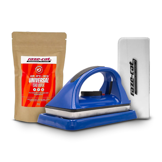 Set aus blauem Bügeleisen, brauner Tüte mit orangenem Etikett (Skiwachs) und einem transparenten Stück Plexiglas (Wachsklinge).